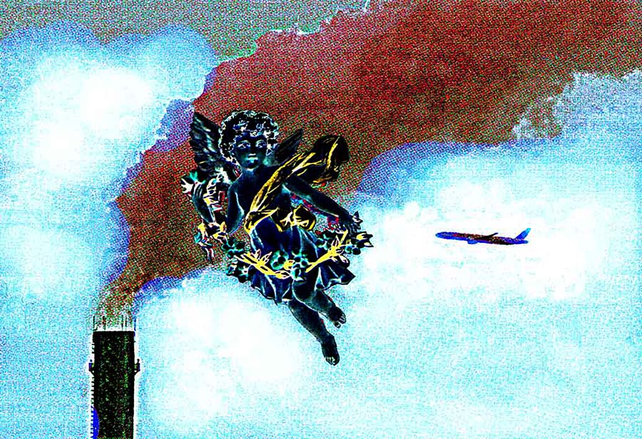 Computergrafisk billede som viser himmelrummet hvori en høj skorsten rager op og udsender mørk røg. Under røgen ses et passager jetfly på vej. Og foran dette svæver en sort engel, som ser på beskueren.