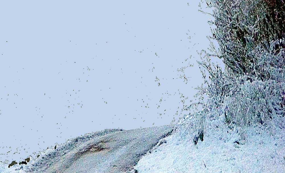 Fotografiet viser i kolde blå farver en stejl vej lige før bakketoppen. Vejen er snedækket og i højre side ses nogle buske. Man ser ikke, hvor vejen fører hen.